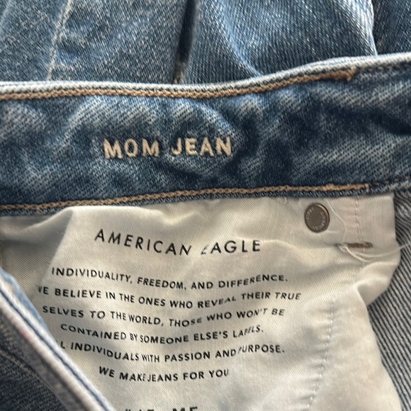 American Eagle Distressed Stretch Blue Mom Jeans sz 6 - Picture 13 of 14